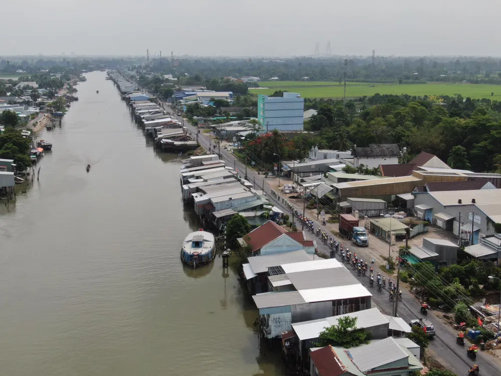 Đoàn đua đi qua những cung đường sông nước miền Tây