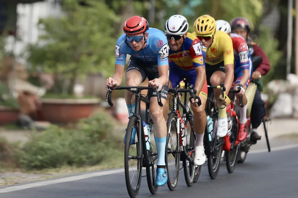 Áo vàng Petr Rikunov luôn hoá giải các đợt tấn công từ các ngoại binh khác