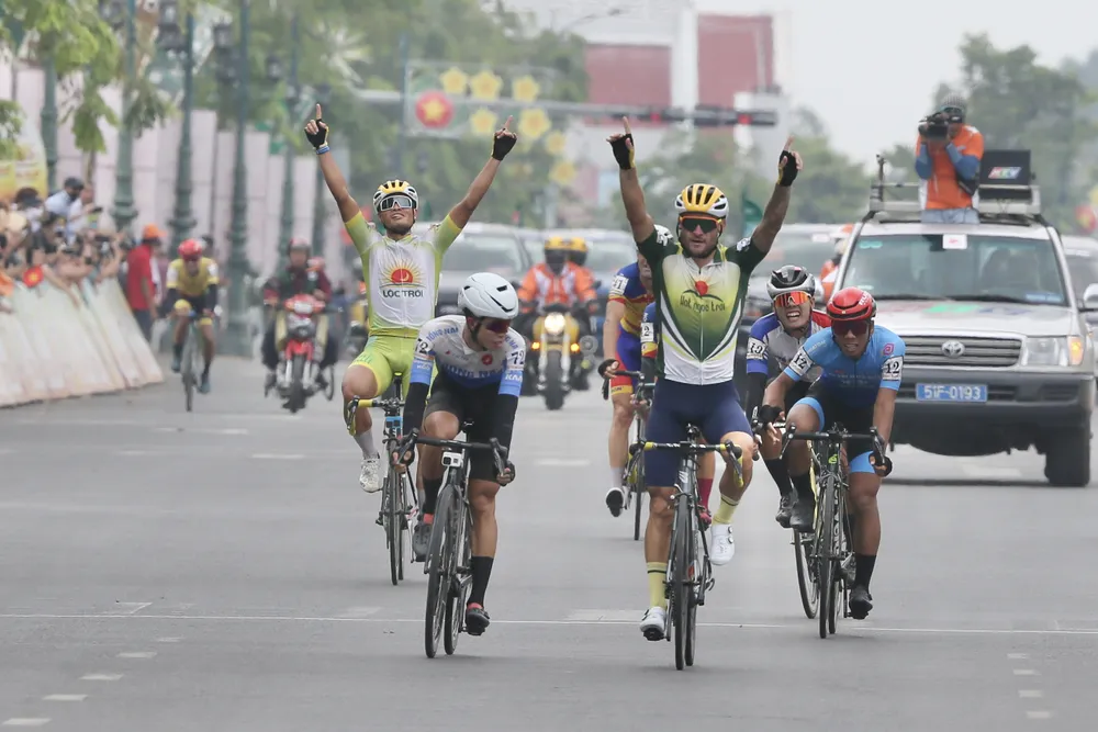 Niềm vui chiến thắng của các tay đua An Giang