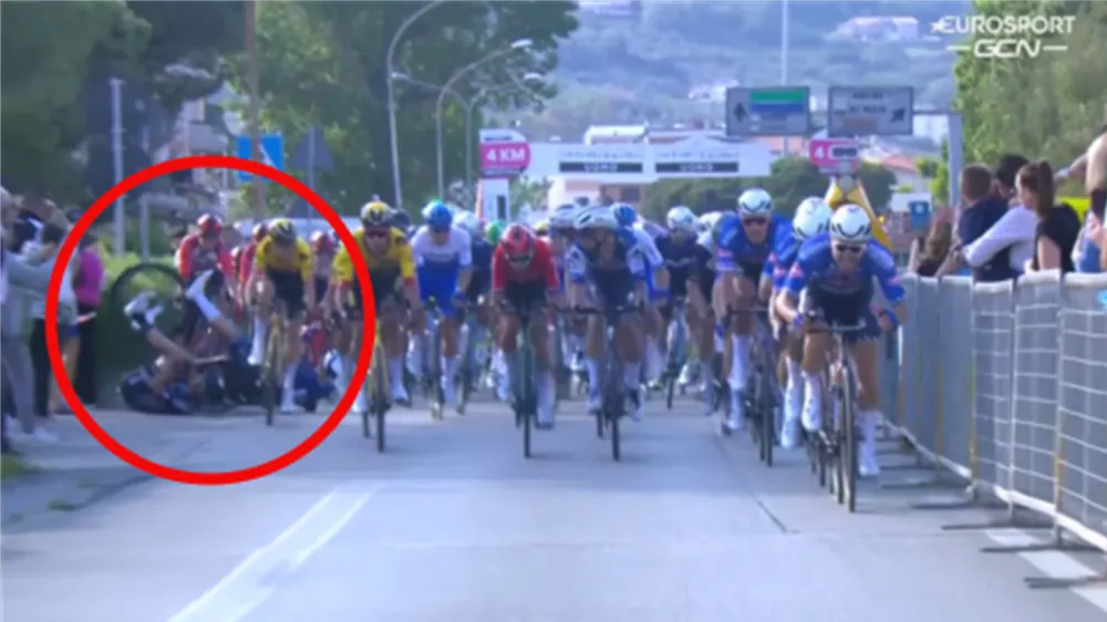 Các tay đua gặp nạn ở nước rút chặng 2