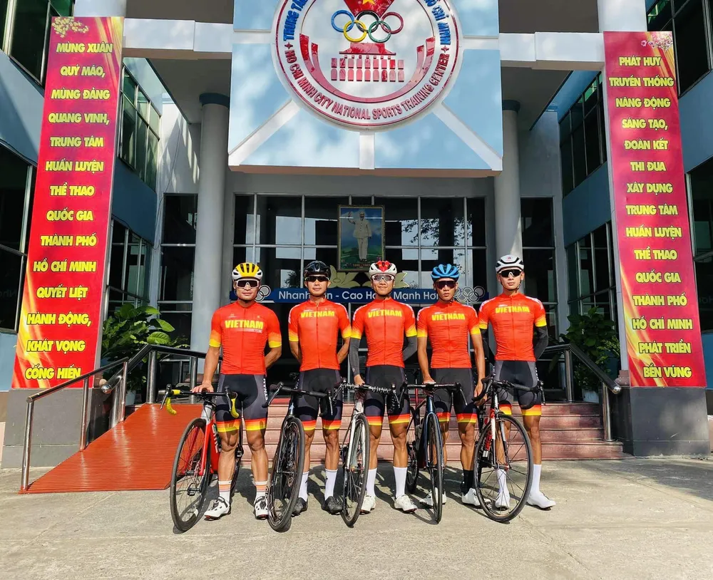Năm thành viên của đội tuyển xe đạp Việt Nam