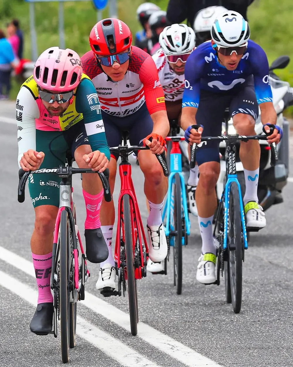 Nhóm tay đua thoát đi ở đầu chặng đua Nhóm tay đua thoát đi ở đầu chặng đua