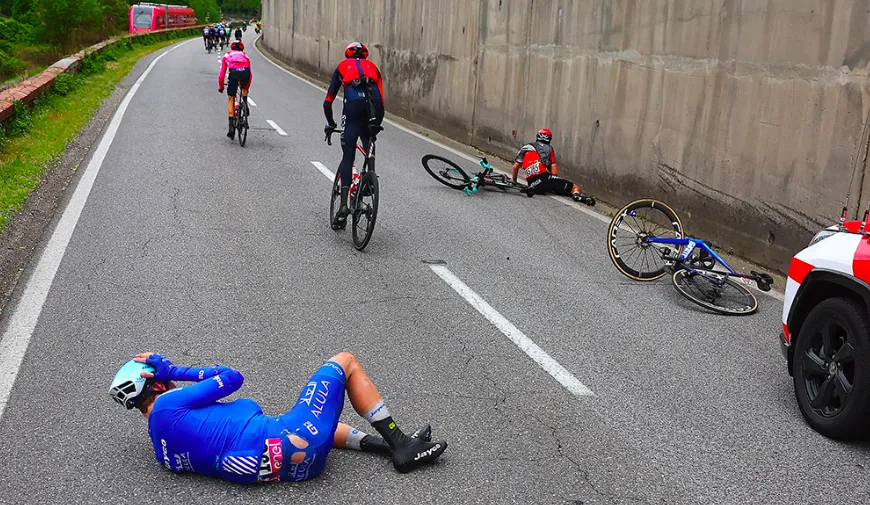 Nhiều vụ va chạm khiến một số tay đua té ngã