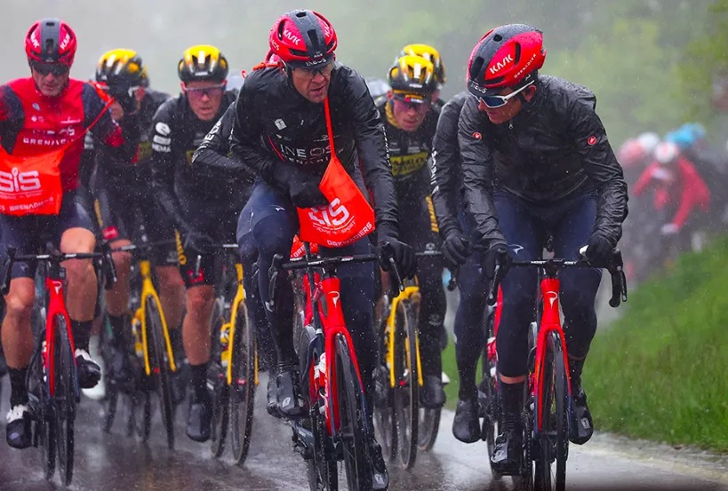 Các tay đua thi đấu dưới trời mưa