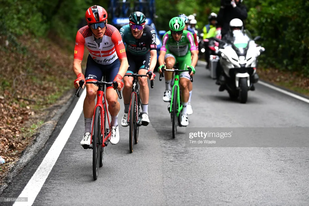 Các tay đua thoát đi ở chặng 12