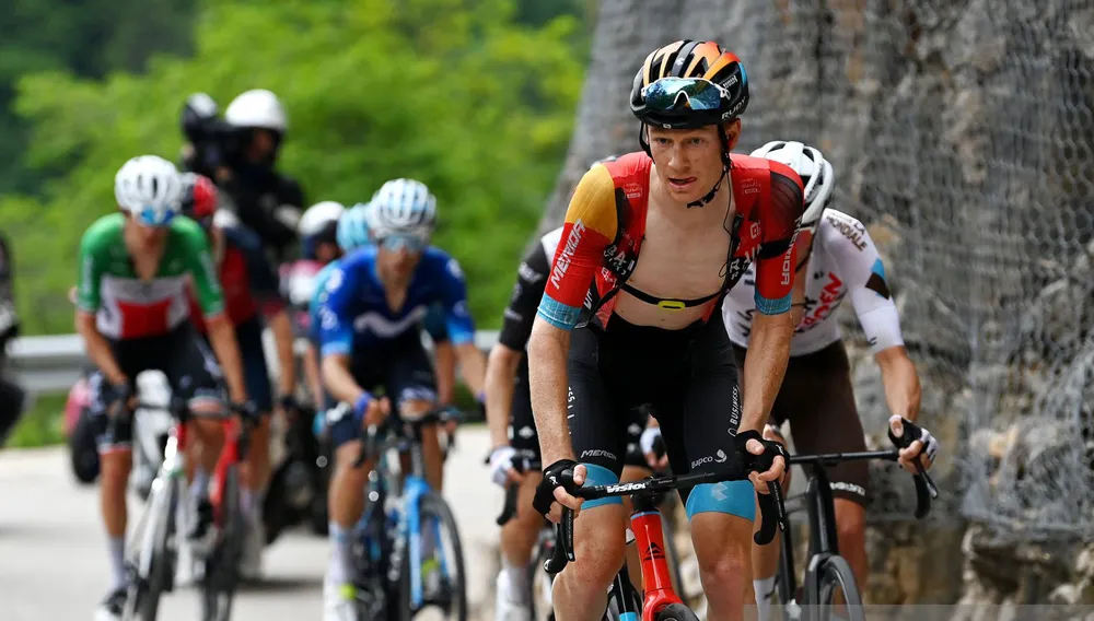 Các tay đua nỗ lực tấn công