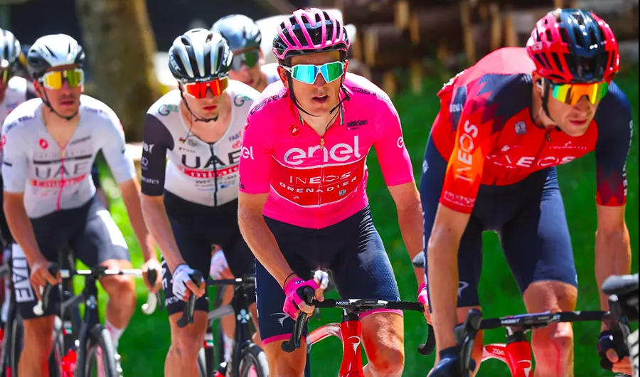 Áo hồng Geraint Thomas đang được đồng đội bảo vệ Áo hồng Geraint Thomas đang được đồng đội bảo vệ