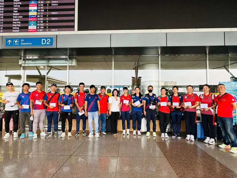 Đội tuyển xe đạp Việt Nam chụp hình lưu niệm tại sân bay