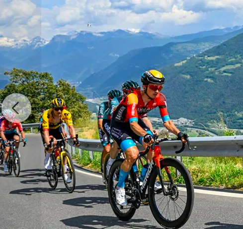 Các tay đua chinh phục những ngọn đèo khó khăn