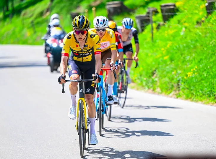 Nhóm tay đua mạnh đang tấn công lẫn nhau