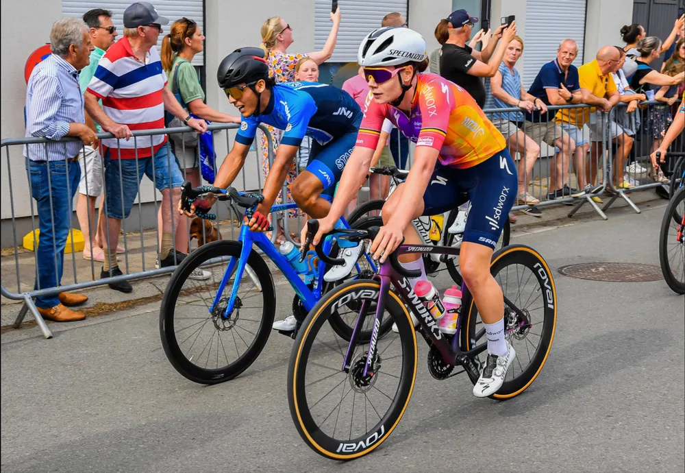 Lotte Kopecky (ngoài) thi đấu cùng các tay đua nam