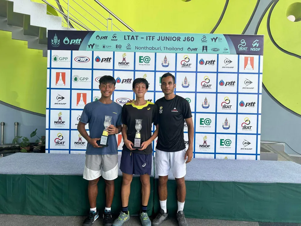 Phạm La Hoàng Anh (giữa) nhận chiếc cúp vô địch