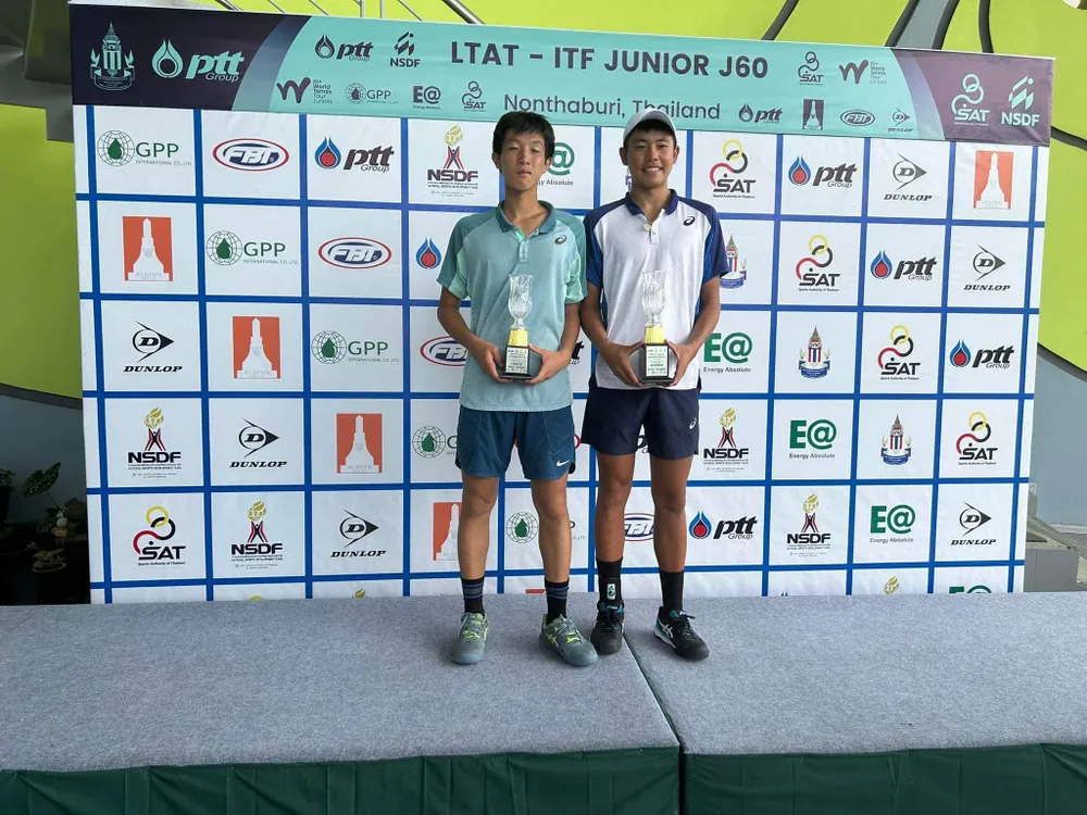 Nguyễn Minh Phát (phải) nhận thưởng cùng Phạm La Hoàng Anh