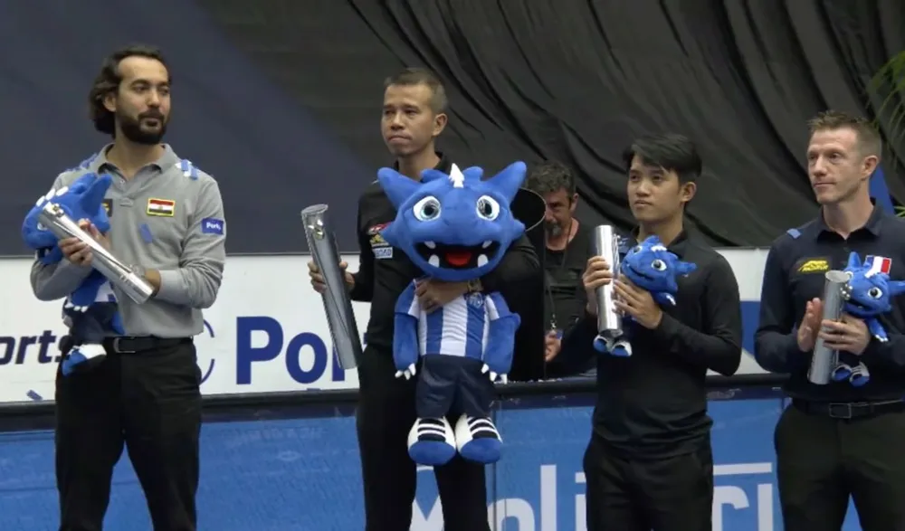 Trần Quyết Chiến (thứ 2 trái sang) trên bục nhận thưởng