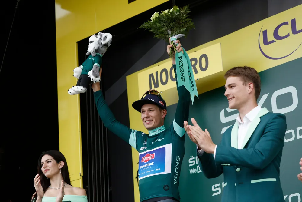 Jasper Philipsen giành áo xanh tổng sắp