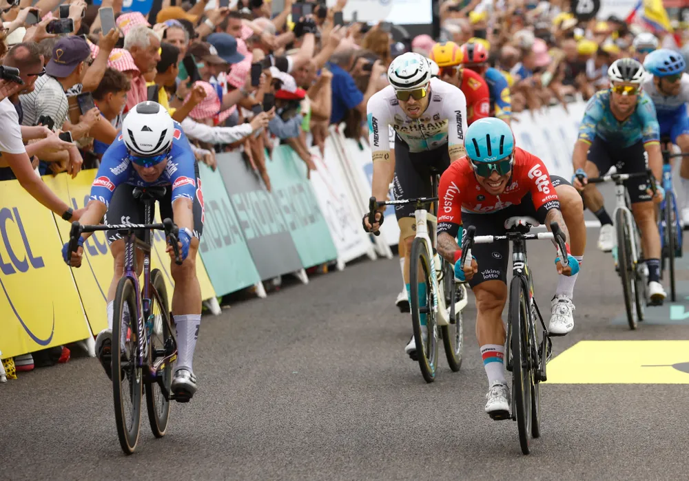 Jasper Philipsen (trái) đẩy xe giành chiến thắng trước Caleb Ewan