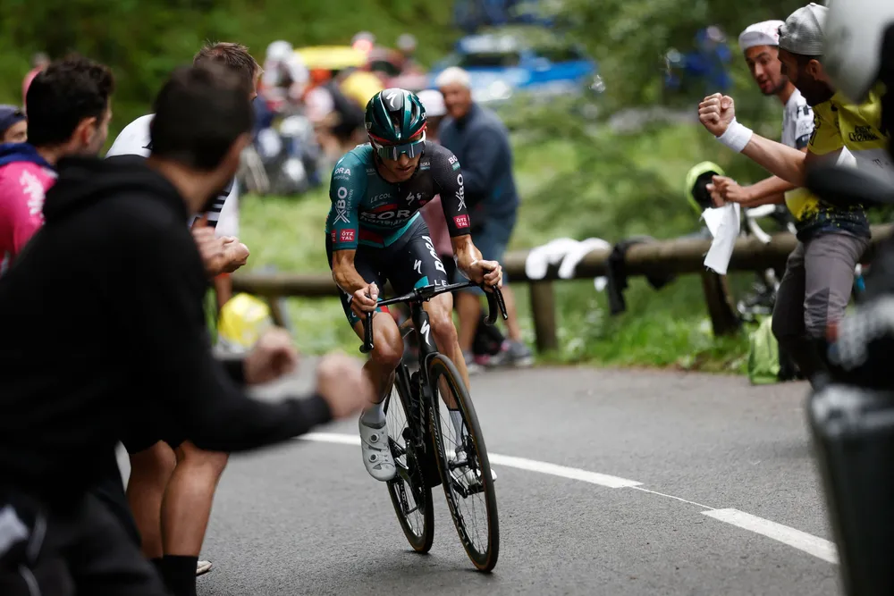 Jai Hindley thoát đi một mình