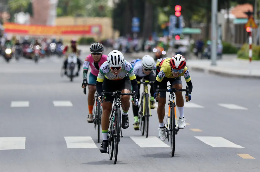 Pha tung nước rút của 4 cô gái tại đích đến