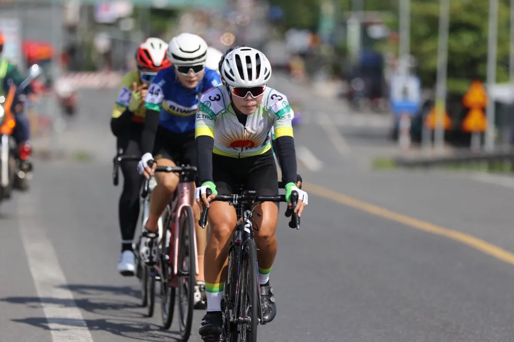 Nguyễn Thị Thi tấn công thoát đi trong nhóm đầu gồm 5 tay đua