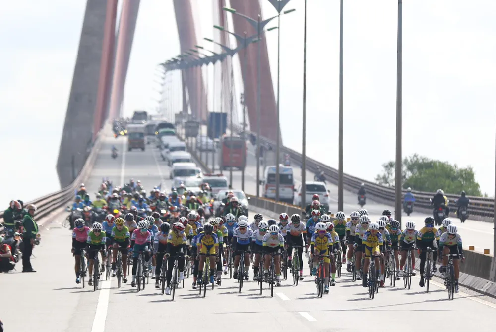 Các tay đua đang chinh phục cầu Cần Thơ