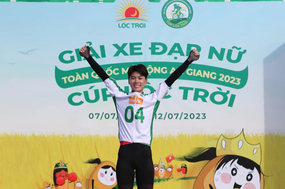 Tay đua Lâm Thị Thuỳ Dương vẫn mặc chiếc Áo trắng