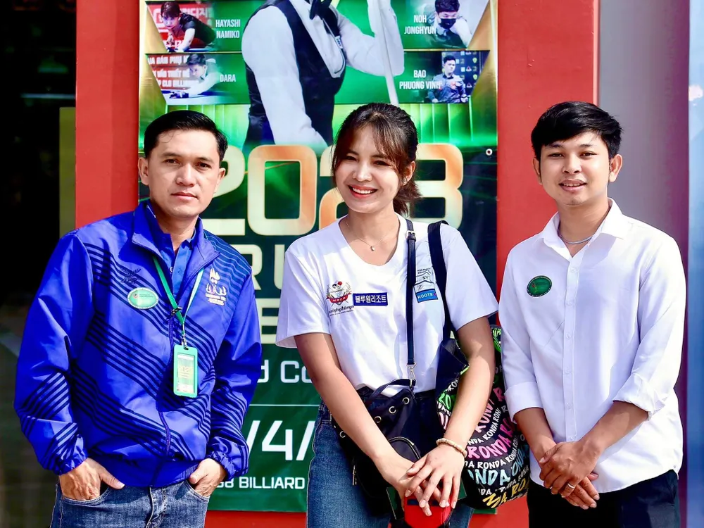 Dara (bìa phải) từng sang Việt Nam bái sư BLV MInh Điền (bìa trái) dự SEA Games