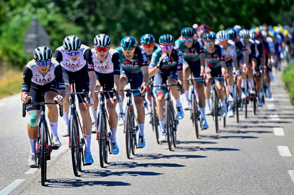 Đội UAE Emirates đang nỗ lực rượt đuổi