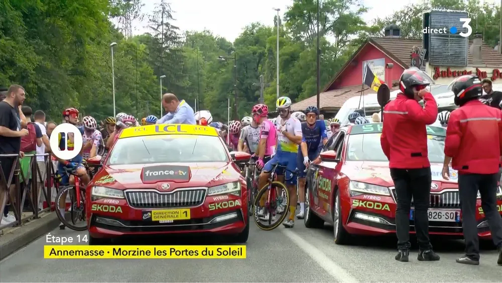 Đoàn đua tạm dừng cho các tay đua cấp cứu