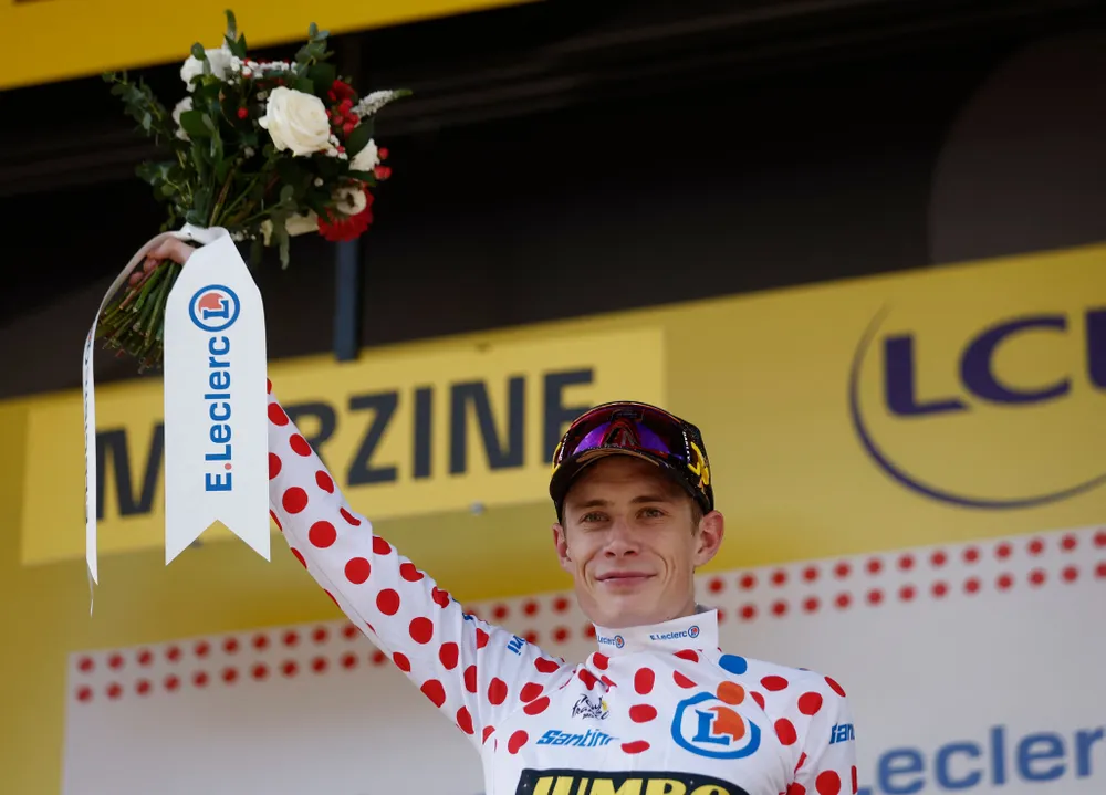 Ngoài áo vàng, Jonas Vingegaard thâu tóm luôn áo chấm bi đỏ