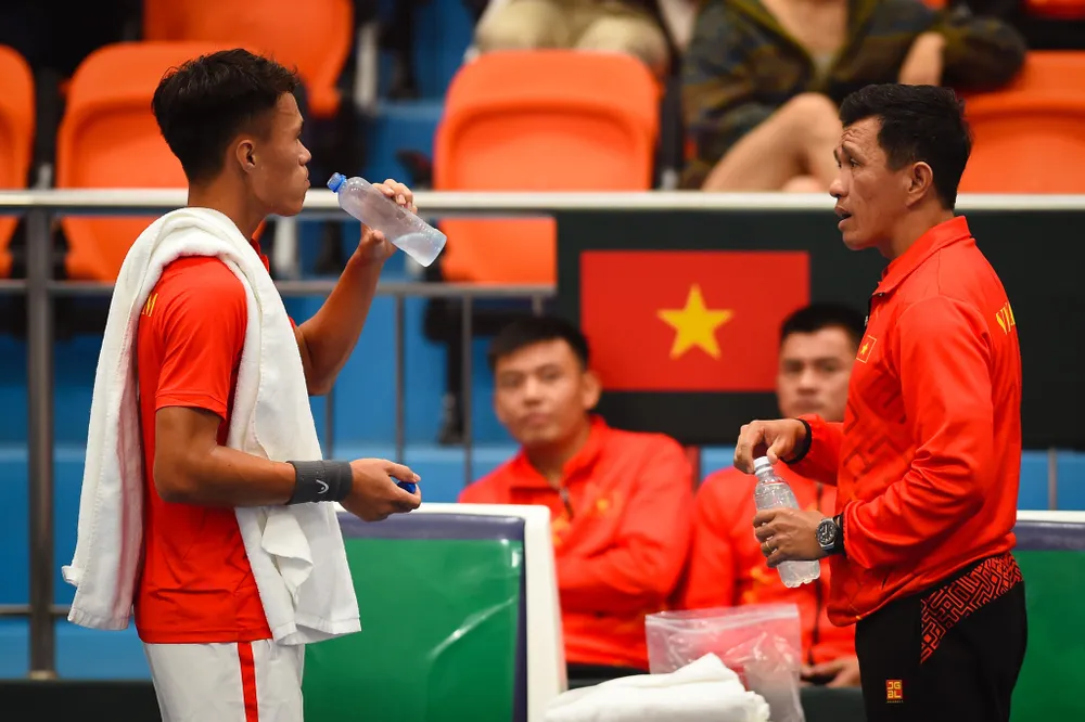 HLV Trần Quốc Phong (bìa phải) đã chia tay đội tuyển Việt Nam