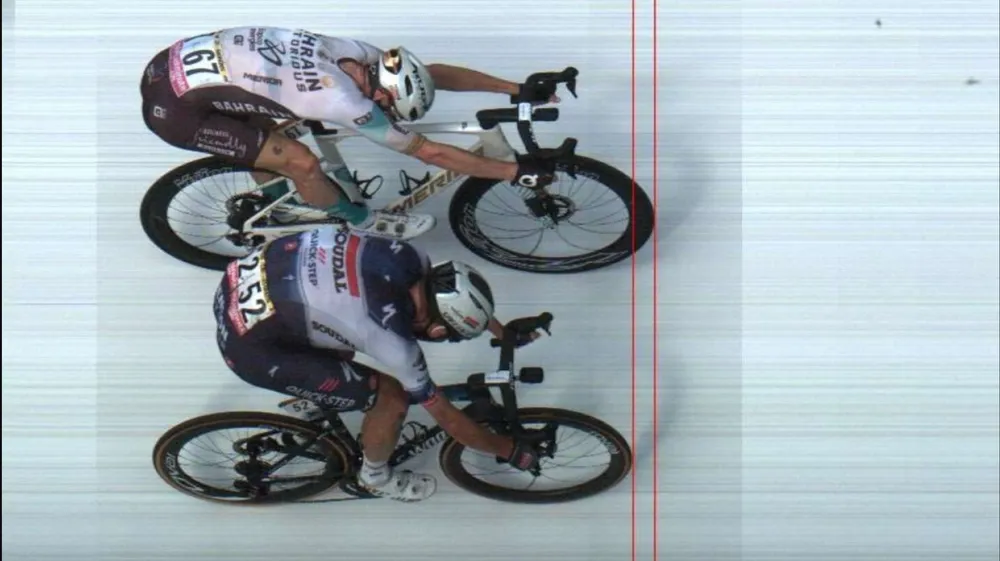 Trọng tài xác định Matej Mohoric (áo trắng) chiến thắng chặng 19