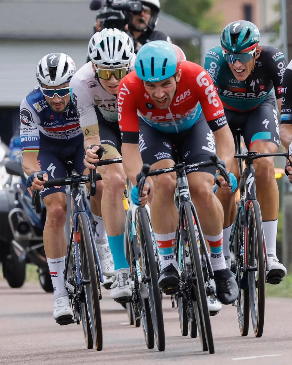 Những nỗ lực tấn công tách tốp