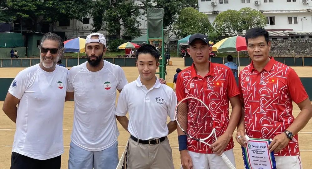 Hai đội Việt Nam và Iran chụp hình lưu niệm ở trận đấu đơn đầu tiên