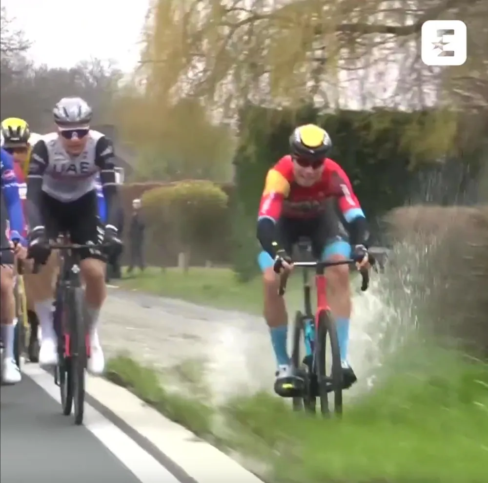 Filip Maciejuk chạy xe trên cỏ ở lề đường