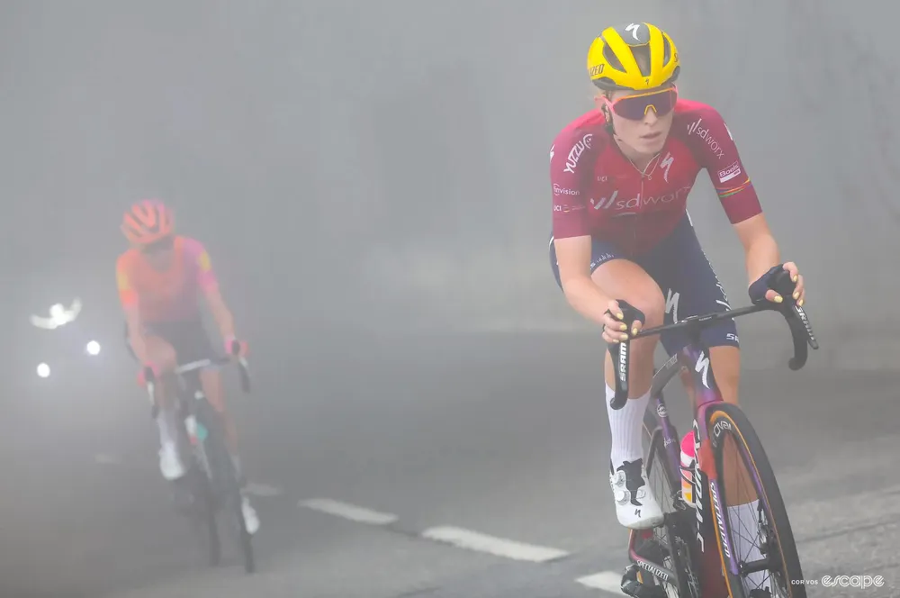 Demi Vollering loại bỏ đối thủ cuối cùng để đi solo