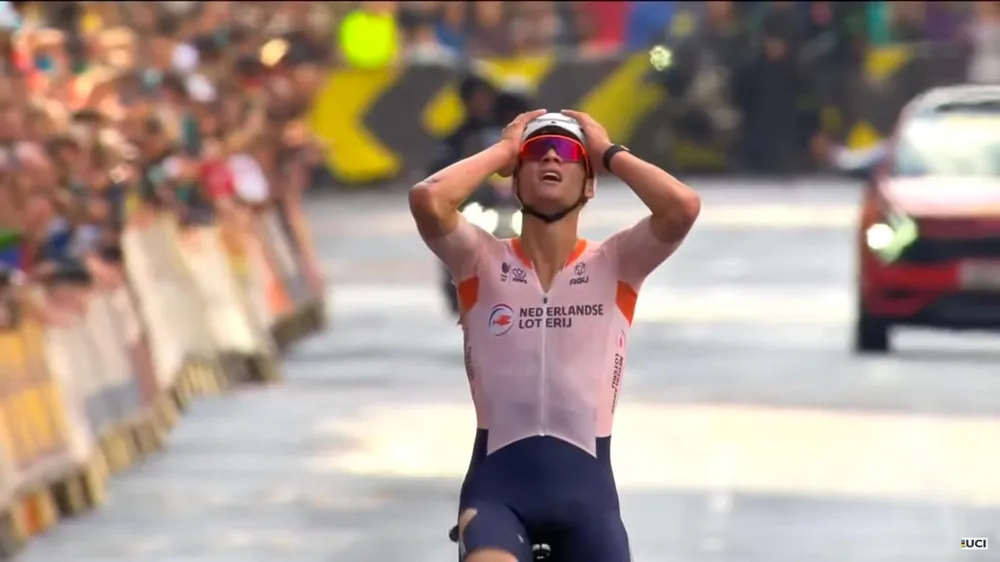 Mathieu van der Poel vui mừng với chiếc HCV