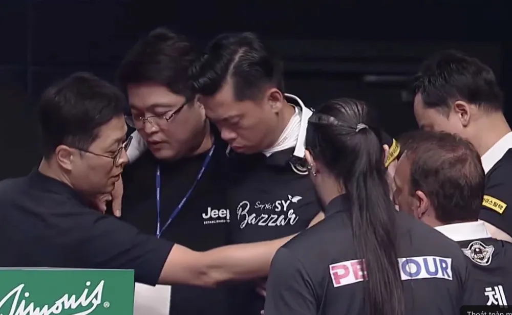 Dương Anh Vũ được dìu ra khỏi khu vực thi đấu