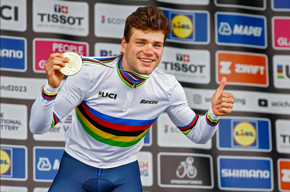 Lorenzo Milesi hạnh phúc với chiếc huy chương vàng