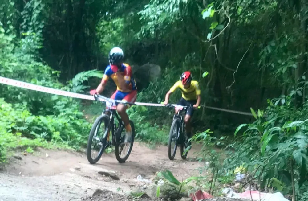 Các tay đua nỗ lực trên đường đua