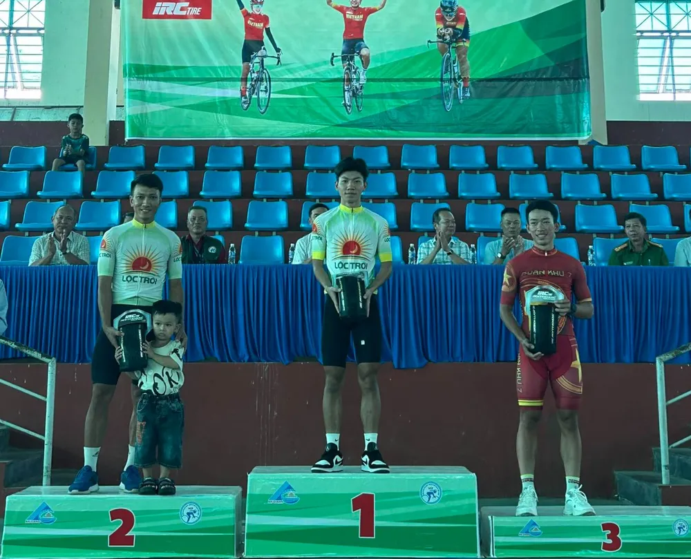 Ba tay đua đoạt thành tích tốt của nam