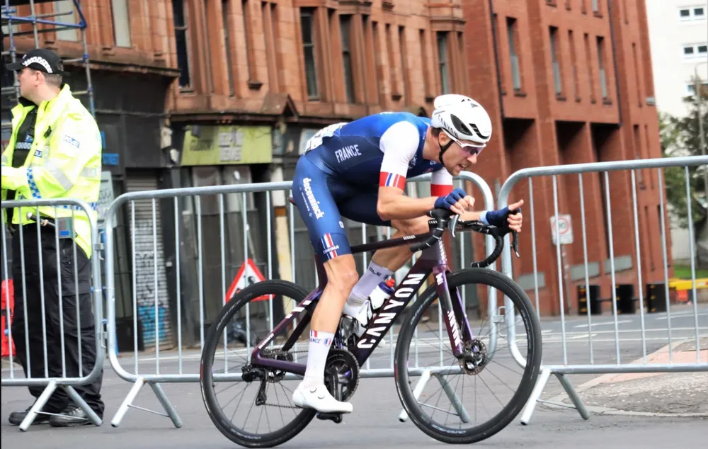 Axel Laurance nỗ lực thoát đi một mình