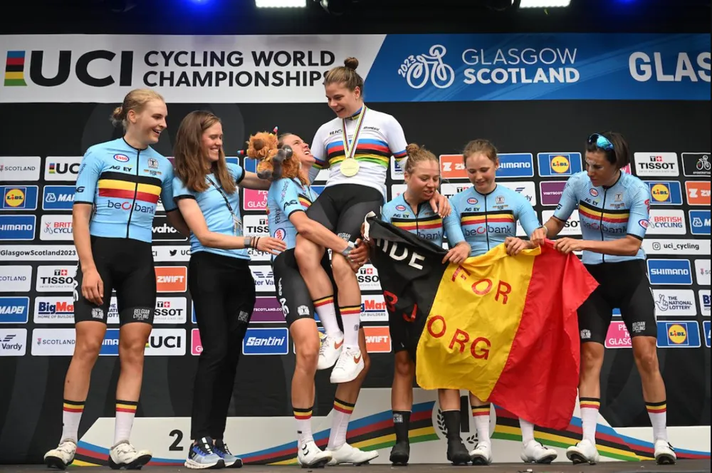 Lotte Kopecky vui mừng cùng đồng đội