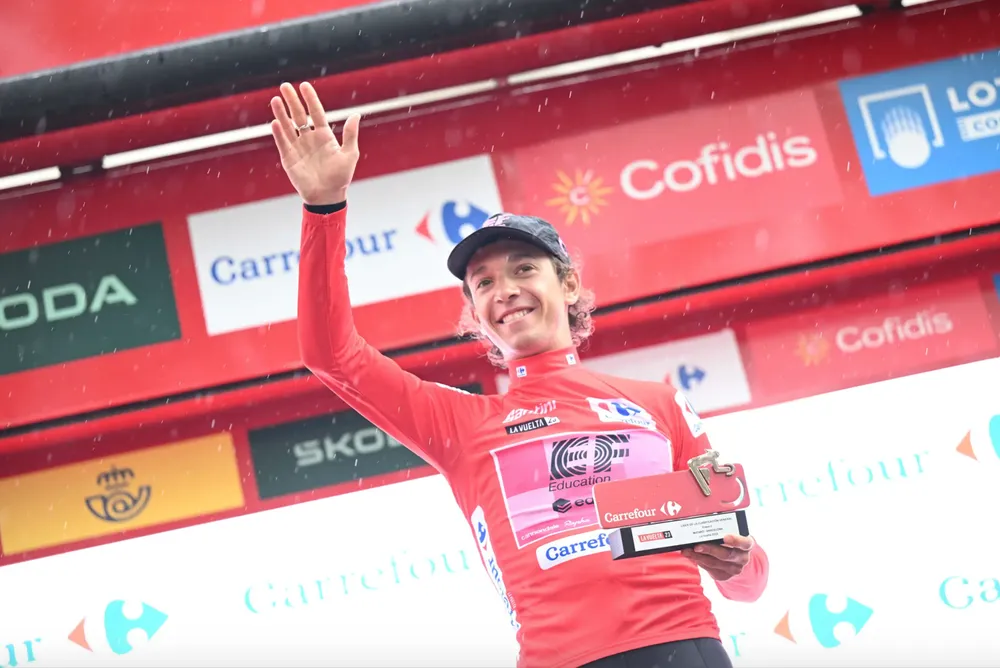 Andrea Piccolo mặc áo đỏ tổng sắp