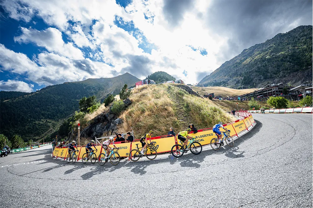 Một tốp tấn công lên đèo