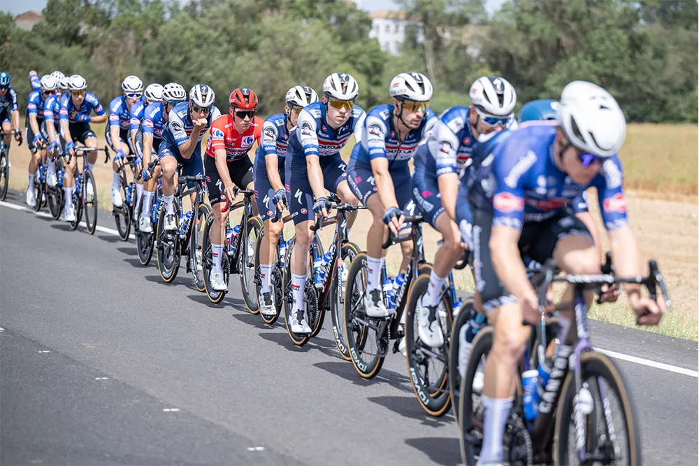 Áo đỏ Remco Evenepoel luôn được đồng đội bảo vệ