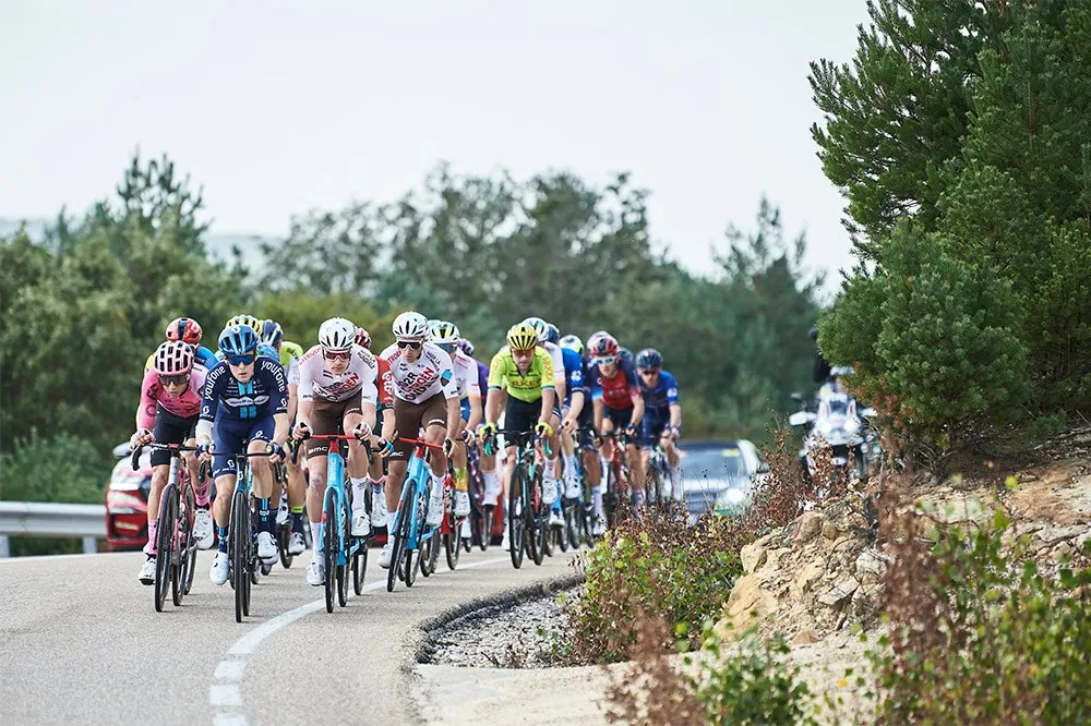 Một nhóm tay đua tấn công thoát đi Một nhóm tay đua tấn công thoát đi