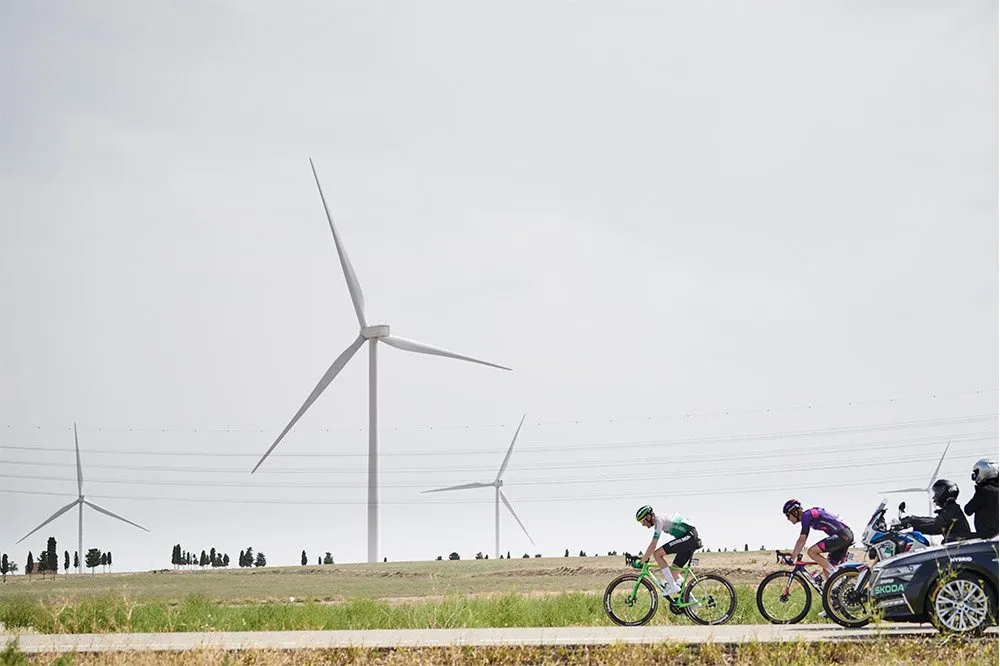 Hai tay đua cố gắng thoát đi