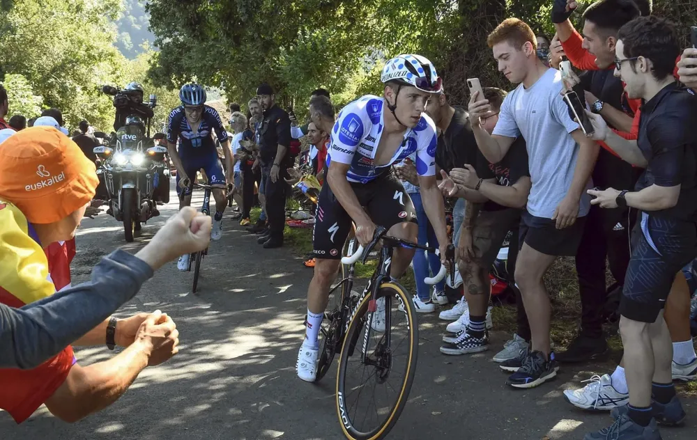 Remco Evenepoel bứt đi trong sự bất lực của đối thủ