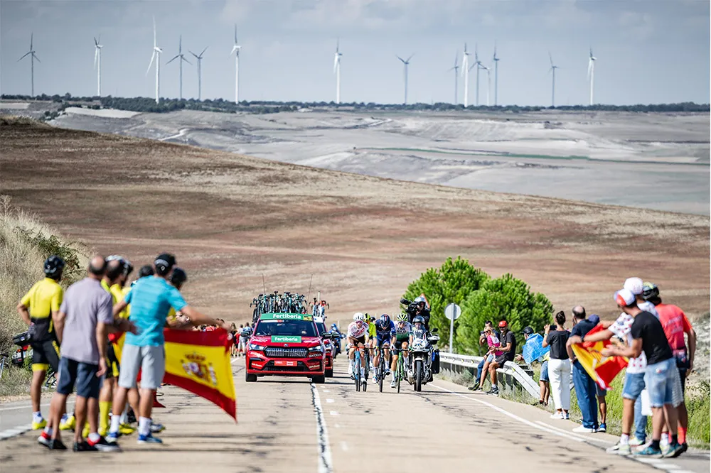 Bốn tay đua tấn công lúc đầu