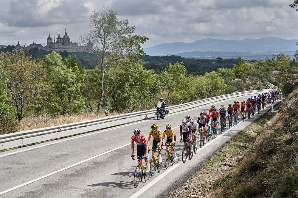 Các tay đua Jumbo-Visma bảo vệ áo đỏ Sepp Kuss